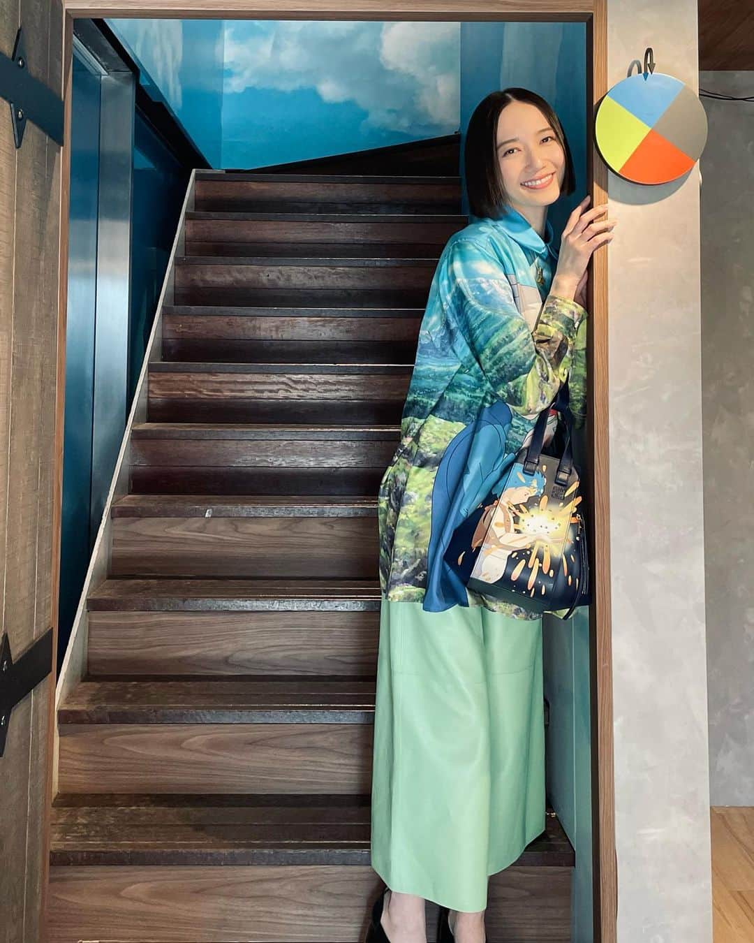 大本彩乃のインスタグラム：「ロエベ×スタジオジブリ 『ハウルの動く城』カプセルコレクション  ポップアップに3人で遊びに行かせていただきました。ハウル大好き😭🫶  作品のあのシーンがこんな上質な素材で再現されてるなんて…！といちいち感動。実物見てほしいです  @loewe #LOEWE #ハウルの動く城 #ロエベとハウル#prfm @prfm_official」
