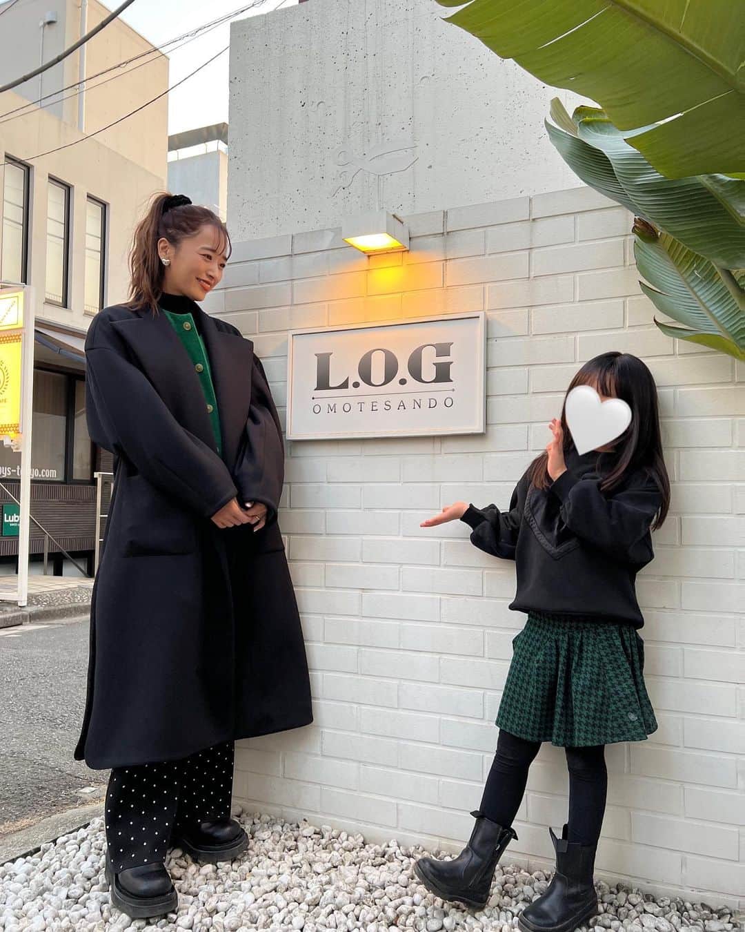 近藤千尋のインスタグラム：「5歳の娘、 2回目のヘアカット😍💕 2年ぶりくらいかなぁ😂  もう伸びすぎてシャンプーも大変で… やっとやっと美容院来れました💇‍♀️🫶🏻 幼稚園の後に公園に行き、 思いっきり遊んだあと、機嫌がいいまま… バッサリ切ってもらいました😚  けんじくん、、 @log_kenjikarasawa  家族でお世話になってます✨💇‍♀️  気付いたらグリーンブラックで リンクコーデでした💓💓  ポージングがすでにインフルエンサー😂笑 十愛ちゃん、きれいきれいしてもらえてよかったね☺️」