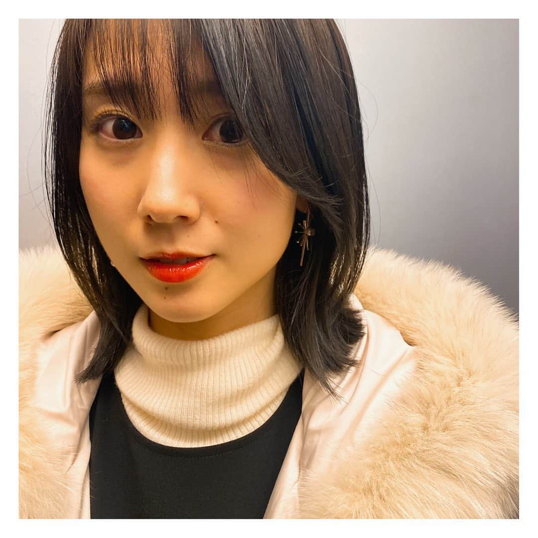 柴田平美のインスタグラム：「前髪も バッサリと💇‍♀️  あー 乾くのは本当に早い。笑  もっと短くても 良い気がしてくるなぁ こわいなぁ。笑  #ヘア #チェンジ #ヘアカラー #美容室 #ボブ #ミディアムボブ #北海道 #冬」