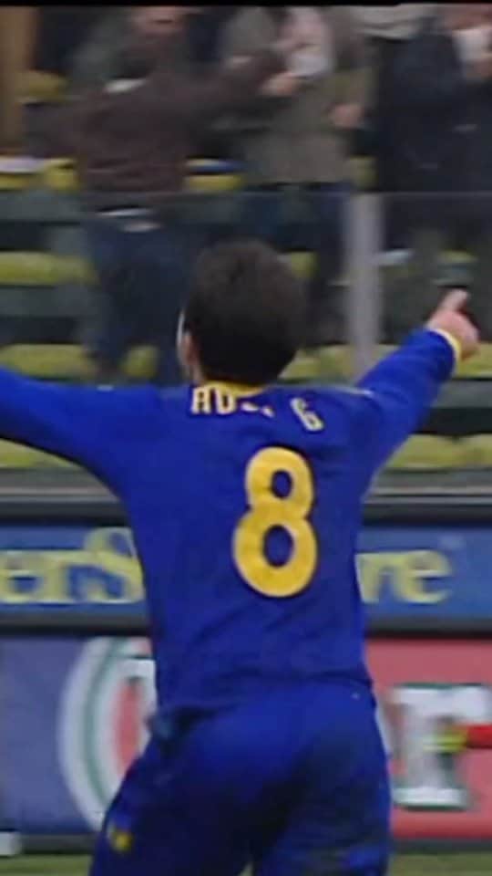 ジュゼッペ・ロッシのインスタグラム：「HBD Pepito!   Auguri a Giuseppe Rossi che oggi compie 3️⃣6️⃣ anni 🎂💛💙  #ParmaTimeMachine #ForzaParma」