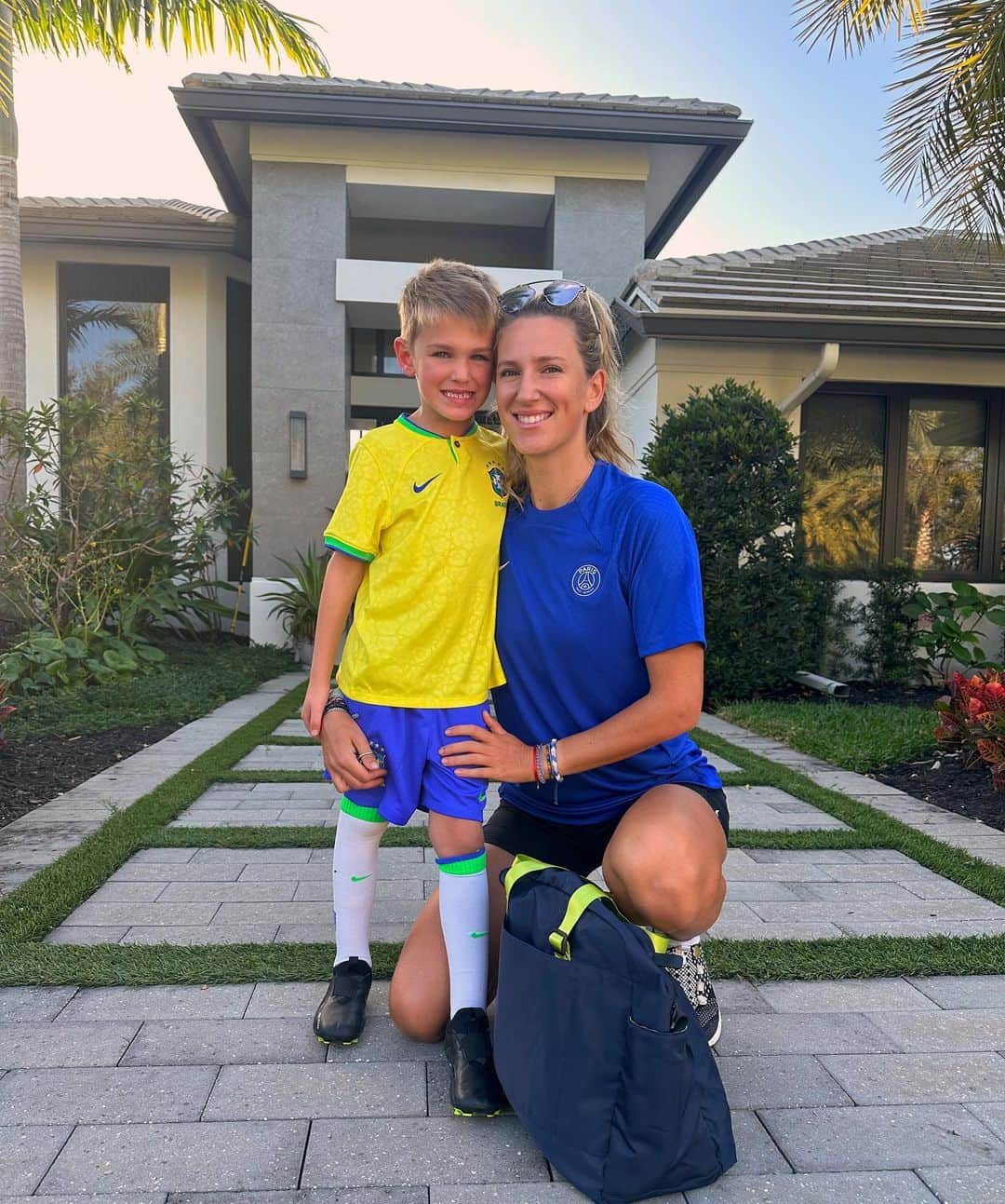 ビクトリア・アザレンカのインスタグラム：「Family time ❤️   And also super competitive pick up game in ⚽️ 😂」