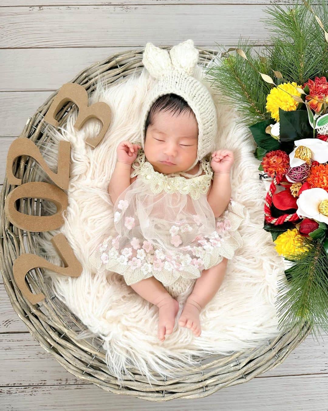 Akaneさんのインスタグラム写真 - (AkaneInstagram)「.  𝙽𝚎𝚠𝚋𝚘𝚛𝚗 𝚙𝚑𝚘𝚝𝚘 ·͜·♡  @flower_newborn 様のセルフニューボーンフォトセット をレンタルして撮影しました📷✨  可愛い衣装、小物、背景も揃ってるから 簡単に可愛く撮れてめちゃよかった♡ 赤ちゃんのペースに合わせて おうちでゆっくり撮れるのもよき👼🏻🫧  もう毎日可愛すぎて、みゆとメロメロ😭💓 写真現像して飾ろう🫢  紹介コード《akane》を入力すると ①Hello world ②one month old のマイルストーン ③手書きできるバースプレート の3点をレンタル時にプレゼントしてもらえるそうです💐 人気で毎回すぐに完売しちゃうみたいやから 早めの予約がおすすめ‪·͜· ❤︎‬  . . #ニューボーンフォト#ニューボーンフォトレンタル #記念日フォト#新生児フォト #セルフニューボーンフォト#バースリース #女の子ベビー#女の子ママ」2月1日 23時10分 - ____akanechin