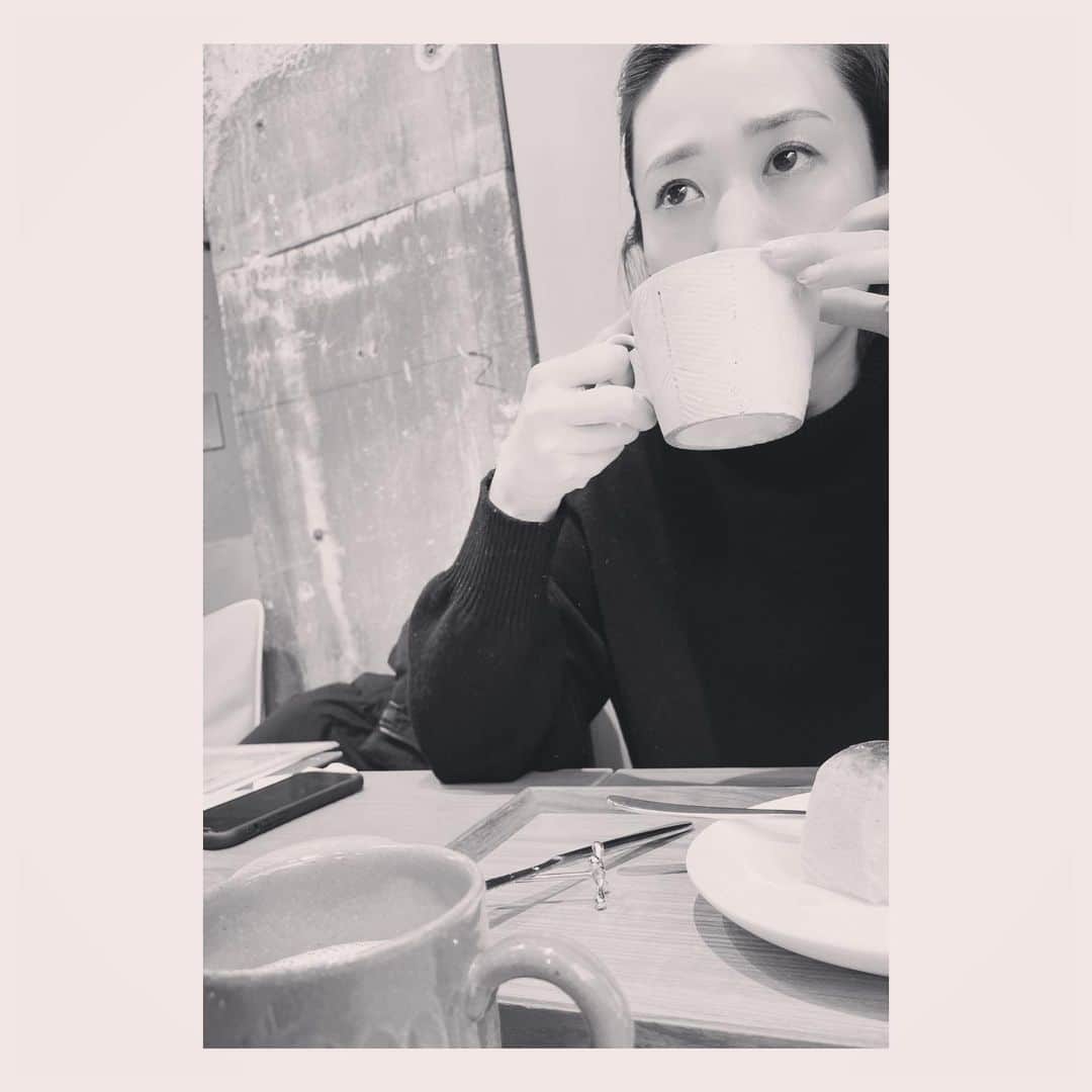 龍真咲さんのインスタグラム写真 - (龍真咲Instagram)「cafeでゆっくりは最高の幸せ☕️  #cafe  #はんぶんこ  #隠し撮り  #ミルクたっぷりラテ  #冬の制服」2月1日 23時33分 - masaki_ryu