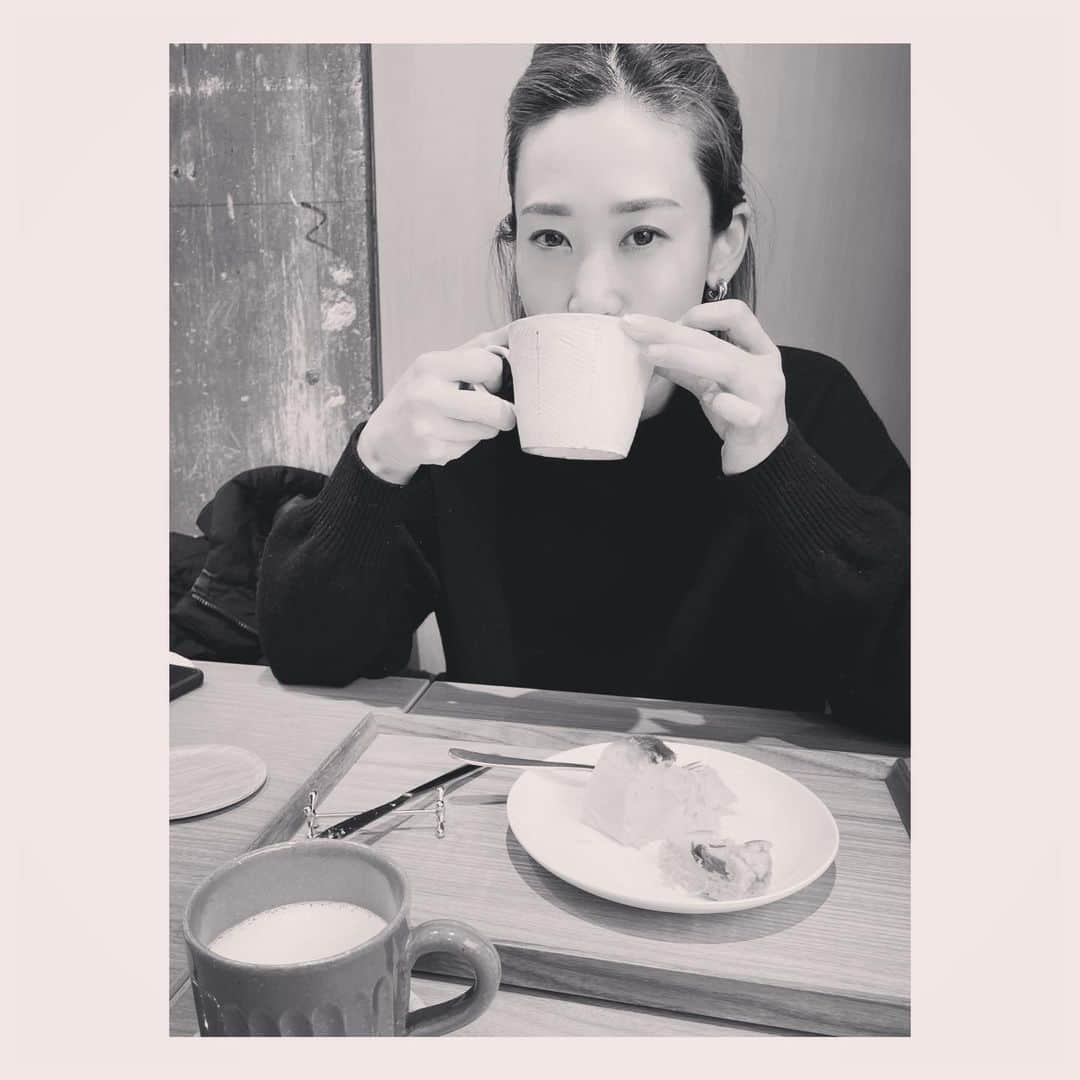 龍真咲のインスタグラム：「cafeでゆっくりは最高の幸せ☕️  #cafe  #はんぶんこ  #隠し撮り  #ミルクたっぷりラテ  #冬の制服」