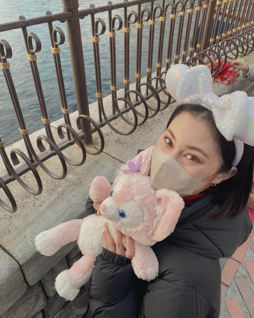 中村里彩のインスタグラム：「絶対連れて帰ると決めてた🫶🏻 . . . . #tokyodisneyresort #tokyodisneysea #daffyfriends #linabell #disney #disneysea #disneylife #ディズニー #ディズニーシー #ディズニーカチューシャ #リーナベル #ダッフィーフレンズ #リーナベルぬいぐるみ」