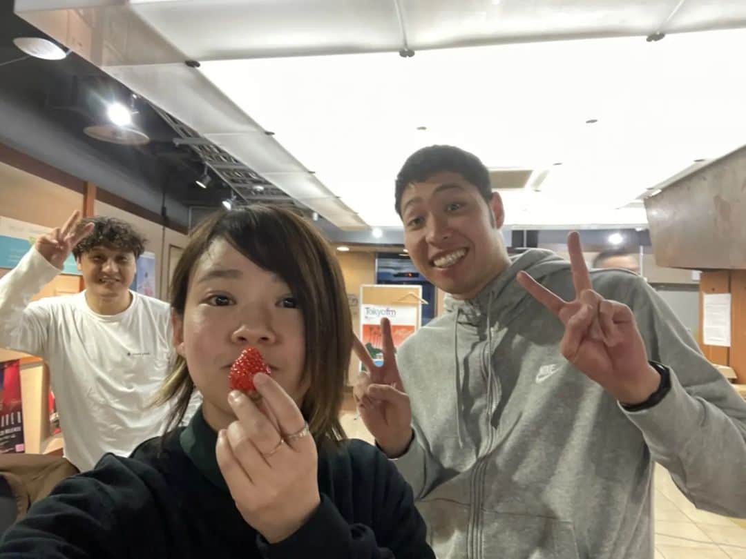 萩野公介のインスタグラム：「ラジオの時に、地元のイチゴ持っていったらすごくみんな喜んでくれた。本当に地元の農家さんから買うイチゴは別次元で美味しいのよ～」