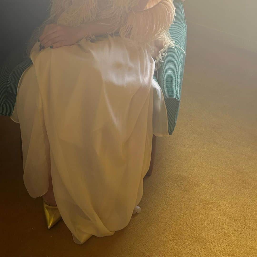 高梨沙羅さんのインスタグラム写真 - (高梨沙羅Instagram)「今月号のBRUTUSの「人間関係」のコーナーに出演させて頂きました🤲🏽 大好きな雑誌で篠山紀信先生に撮影して頂いたなんて、今でも信じられません。 そして、こうたさん。ガチガチの緊張を解いて撮影に向かわさせて下さりありがとうございました😂 こんなに素敵なドレス着ることなんてもう一生ないんだろうな笑  宜しければぜひご覧ください。  #Repost @brutusmag with @use.repost ・・・ 2月1日発売のBRUTUSは「温もる、洋食」。  いくつになっても、オムライスやハンバーグにときめくのは、なぜでしょう？喫茶店、酒場、町の洋食屋さんにレストランまで全国の名店92軒を紹介。日常的な存在でありながら、多幸感あるお皿たち。誰もが持っている、忘れられないあの店の一皿の物語、あなた自身の思い出と照らし合わせてご賞味ください。  #BRUTUS #ブルータス #雑誌 #洋食 #喫茶店 #オムライス #ハンバーグ #ナポリタン」2月1日 23時41分 - sara.takanashi