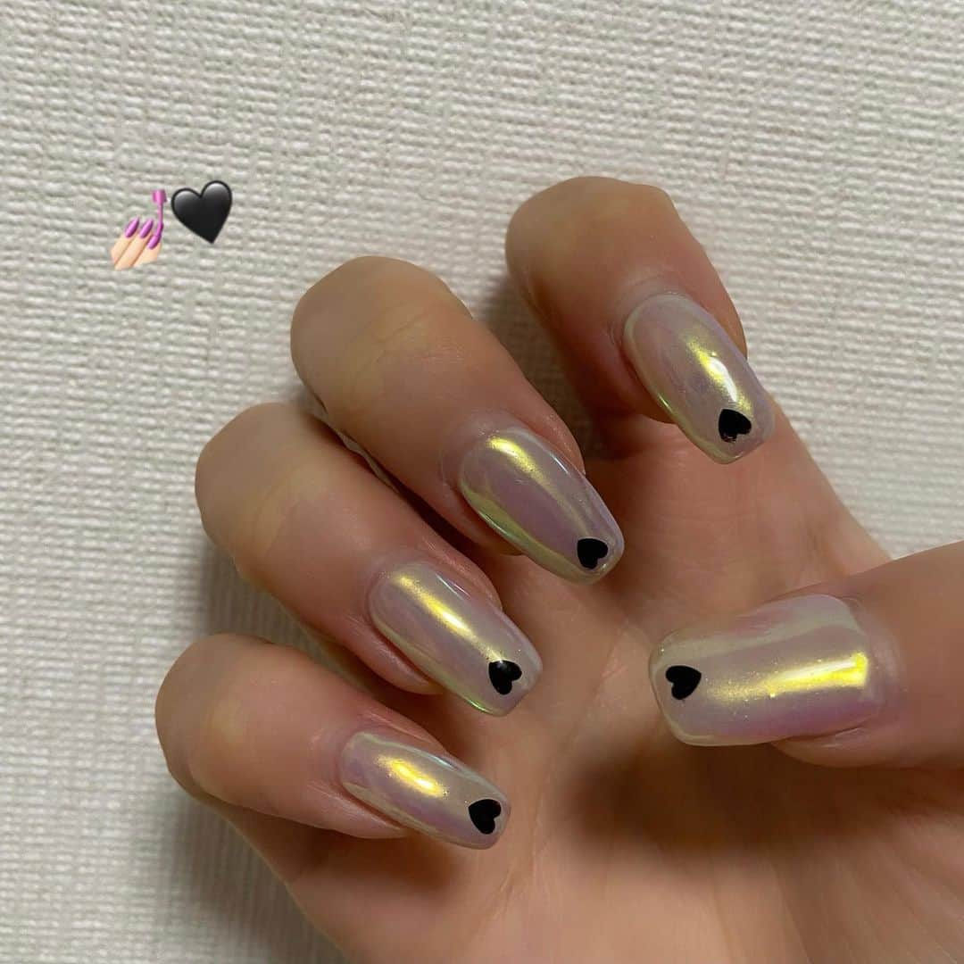 斉藤めぐのインスタグラム：「. . そういえば伸びてきちゃったけど 今のネイル💅🏻🖤かわち！ . #ネイル #nail #矢場町ネイル #栄ネイル #ネイルデザイン #ハートネイル #ミラーネイル #シンプルネイル」