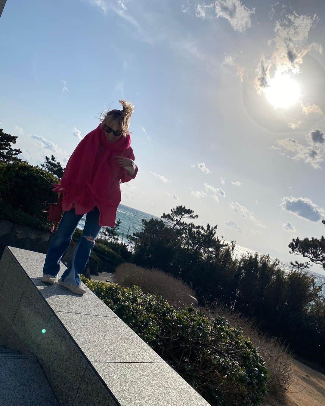 SHOCOさんのインスタグラム写真 - (SHOCOInstagram)「せっかく海に来たからたまには写真撮ろうと思ったらまじ暴風でコーデどころではない。久々に買った古着のコーデュロイシャツお気に入り。photo by@shokohiruma #湘南ライフ」2月1日 15時41分 - kozasho
