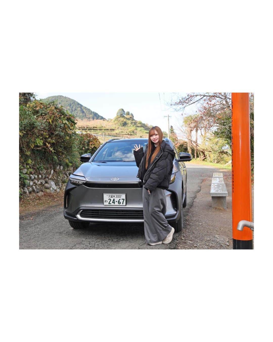 のインスタグラム：「⁡ ⁡ 今回は、ネッツトヨタ西日本さんに電気自動車のbZ4Xをお借りして、 うきはエリアへドライブに行って来ました〜！！ ⁡ ⁡ もうほんっっっとに、見た目が スーパーかっこいい！！！色も形も大きさも！！ ⁡ 電気自動車なので、運転中も静かで走りがスイスイ。 助手席も後席もゆとりのある車の中です🚗³₃ ⁡ 電気自動車なので、ガソリンを入れるんじゃなく 充電っていうのも未来的！！✨✨ ⁡ カラーも豊富で、赤や青がなんかかっこよかった！！ 見てみてね🍀*゜ ⁡ ⁡ そして、うきは市素敵なとこでした〜💕🫧 うきぴーめっちゃ可愛かったし、写真でちょこちょこ 登場しとるけんチェックしてね🥰 ⁡ ⁡ ⁡ 詳しくは 「ネッツ西日本　LinQ」で検索してね！ ⁡ #ネッツトヨタ西日本#ネッツ西日本#LinQ#新木さくら#カワイイ女子旅ココしっとーと#女子旅#福岡女子旅#福岡ドライブ#車好きな人と繋がりたい#ドライブ好き#トヨタ#トヨタグラム#ネッツトヨタ#うきは市#浮羽稲荷神社#ぶどうのたね#cafe坂の下の店#白壁の町並み#カワセミデニッシュ#道の駅うきは#bz4x」