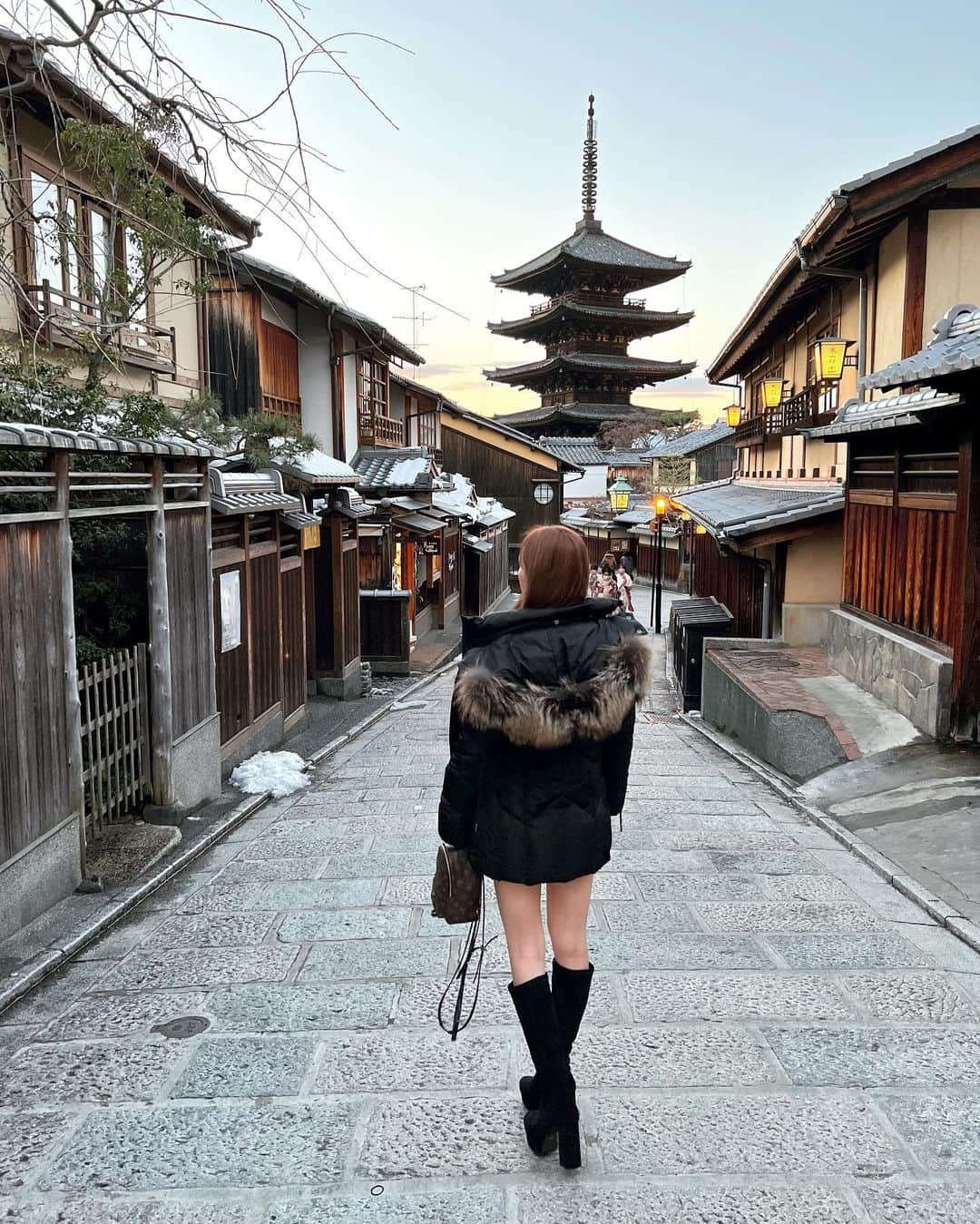 HIMEKAのインスタグラム：「. . 京都旅行の始まり⛄️ ダウン着てても寒くてまだ雪積もってた❄️ . . #京都 #清水寺 #五重塔」