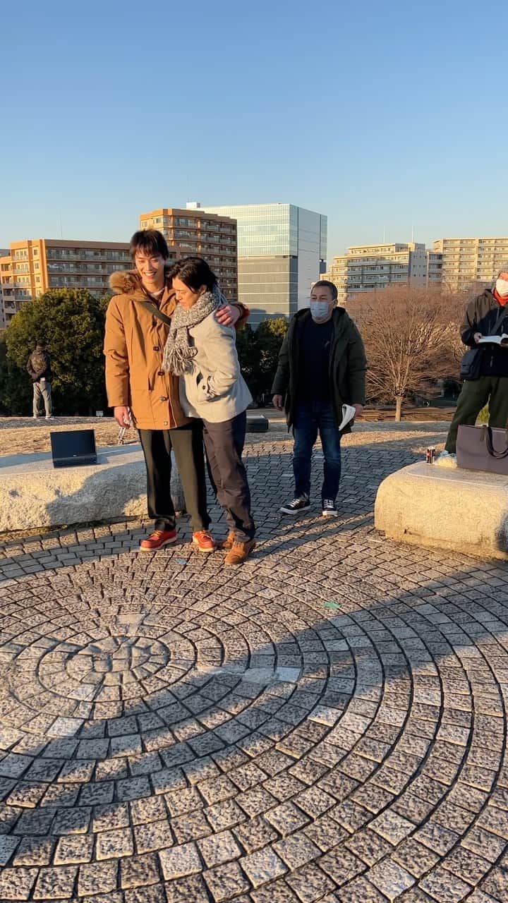 忍者に結婚は難しいのインスタグラム：「. ＼第4話の裏側ムービー🎥／  悟郎と音無が肩を組むシーン🌇  想像以上の身長差で、 #勝地涼 さんも思わず”でかいなぁ〜”🤣  #にんむず 第5話放送まであと1️⃣日！  【1・2・3・4話】#TVer で無料配信中  #鈴木伸之 #忍者に結婚は難しい #フジテレビ」
