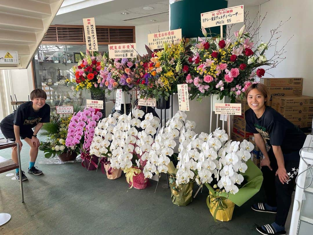 小林里歌子のインスタグラム：「. クラブに素敵なお花が🥺💐  改めてベレーザに関わる全ての皆さん、皇后杯の応援ありがとうございました！  リーグも一緒に獲りましょう！  #日テレ東京ヴェルディベレーザ」