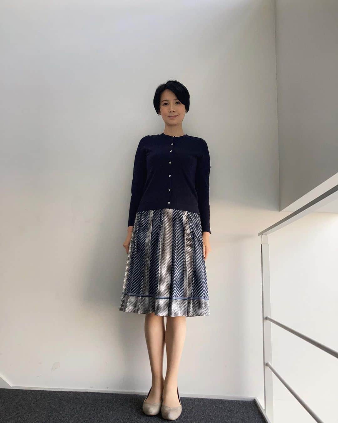 野村真季のインスタグラム：「ANNニュース #着用衣装   1〜3枚目 1/25 午後ニュース  4〜6枚目 1/26 午後ニュース  7〜9枚目 1/28 朝ニュース/昼ニュース  #テレビ朝日 #アナウンサー #アナウンサー衣装 #ootd  #40代コーデ #40代ファッション #50代ファッション #大人コーデ #大人ファッション  #野村真季」