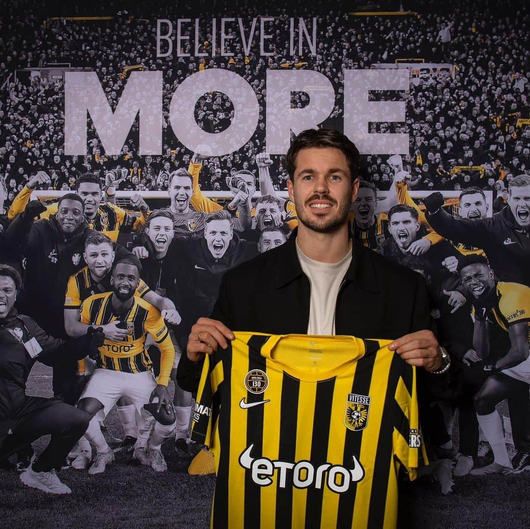 マルコ・ファン・ヒンケルのインスタグラム：「Happy to be back where it all started! @mijnvitesse 💛🖤」