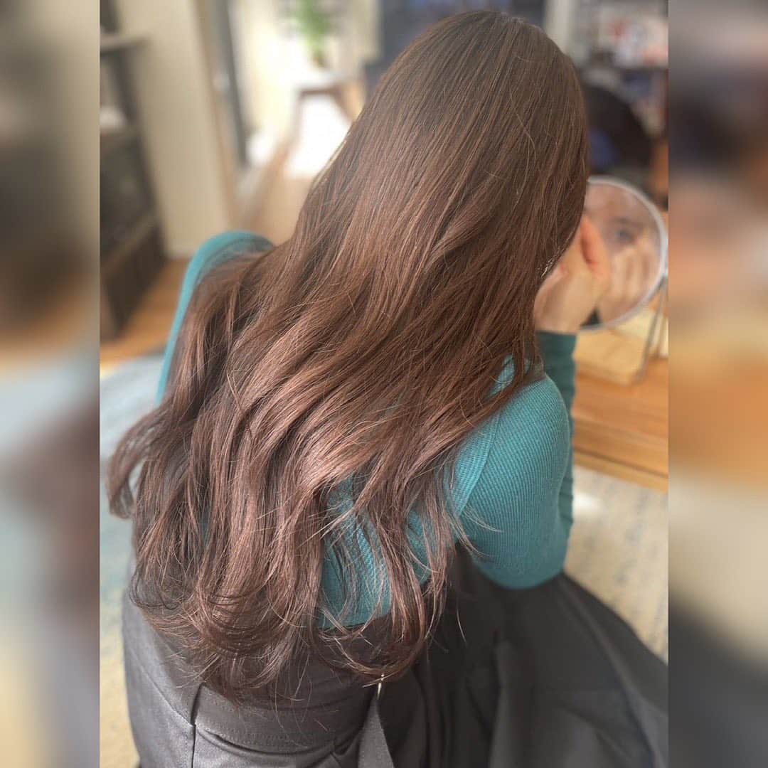 のインスタグラム：「. そういえば今日から２月✨ 寒いイメージの月ですが 今日はなんとなく春を感じる東京です🍀 夕方にかけてちょっと寒くなってきたかな？💦 . 毎年２月はあっという間だから 大切に過ごせたらいいな☺️ . この写真は 一昨日の私の背中💡 出かける前に 姉に髪を巻いてもらいました💕✨ 私は猫っ毛の癖っ毛なので 髪の長さがある程度ないと落ち着かないから ロング歴だけは長いのですが あまり自分で髪を触らないので 一人でうまく巻けないんですよね…🥺 すごく憧れるのだけれど💦 少しずつ練習しよう🔥」