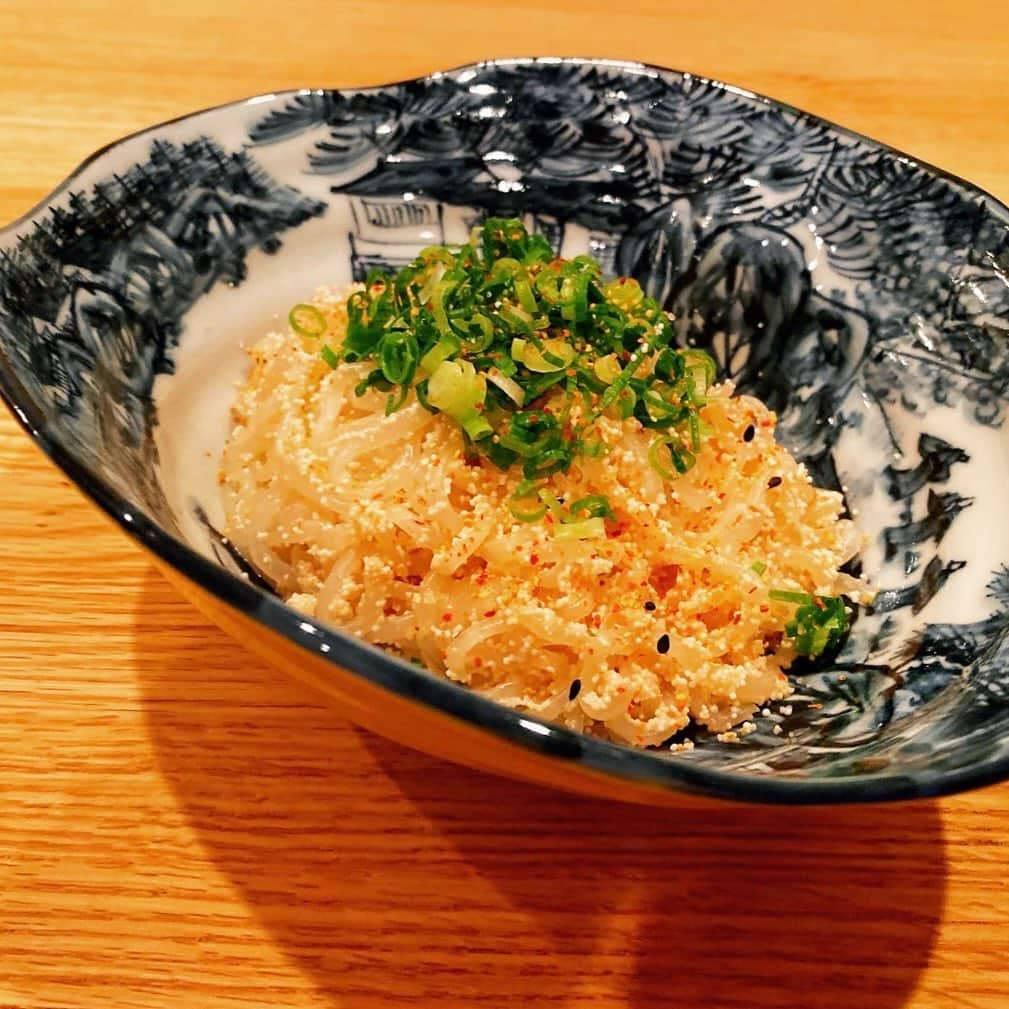 植草克秀のインスタグラム：「今日の俺飯はしらたきめんたい！  ダイエット中だからね😏  ごま油でしらたき炒めて、腹抜きした明太子をまぶしただけ！  それ以外の味付けはなし！  意外とクリーミーだった😋  #植草克秀 #katsuhideuekusa  #植草式ダイエット  #しらたきダイエット  #シェラカップ飯レシピ載せると思っただろ〜😏 #あえてTwitterと違うのにしてみたw」