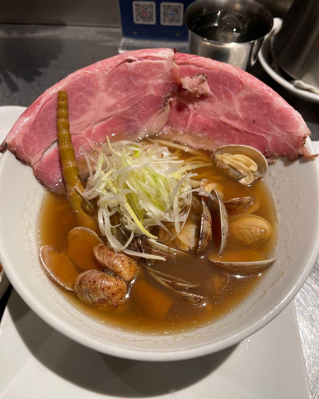 鈴木Q太郎のインスタグラム：「どーも！ハイキングウォーキング鈴木Ｑ太郎です。 今日の昼飯ラーメンにしました。 アサリのラーメンです。 とても美味しかったです！ #くそおやじ最後のひとふり  という変わった名前のラーメン屋さんでした。 前から何この名前？って思ってましてついに入ってみました。 アサリラーメンはあさりがこれでもかというほど入っていました。 アサリが売りのラーメンですがお肉が凄い美味しかったですね。 大阪日本橋です。 また行きたい店でした。」