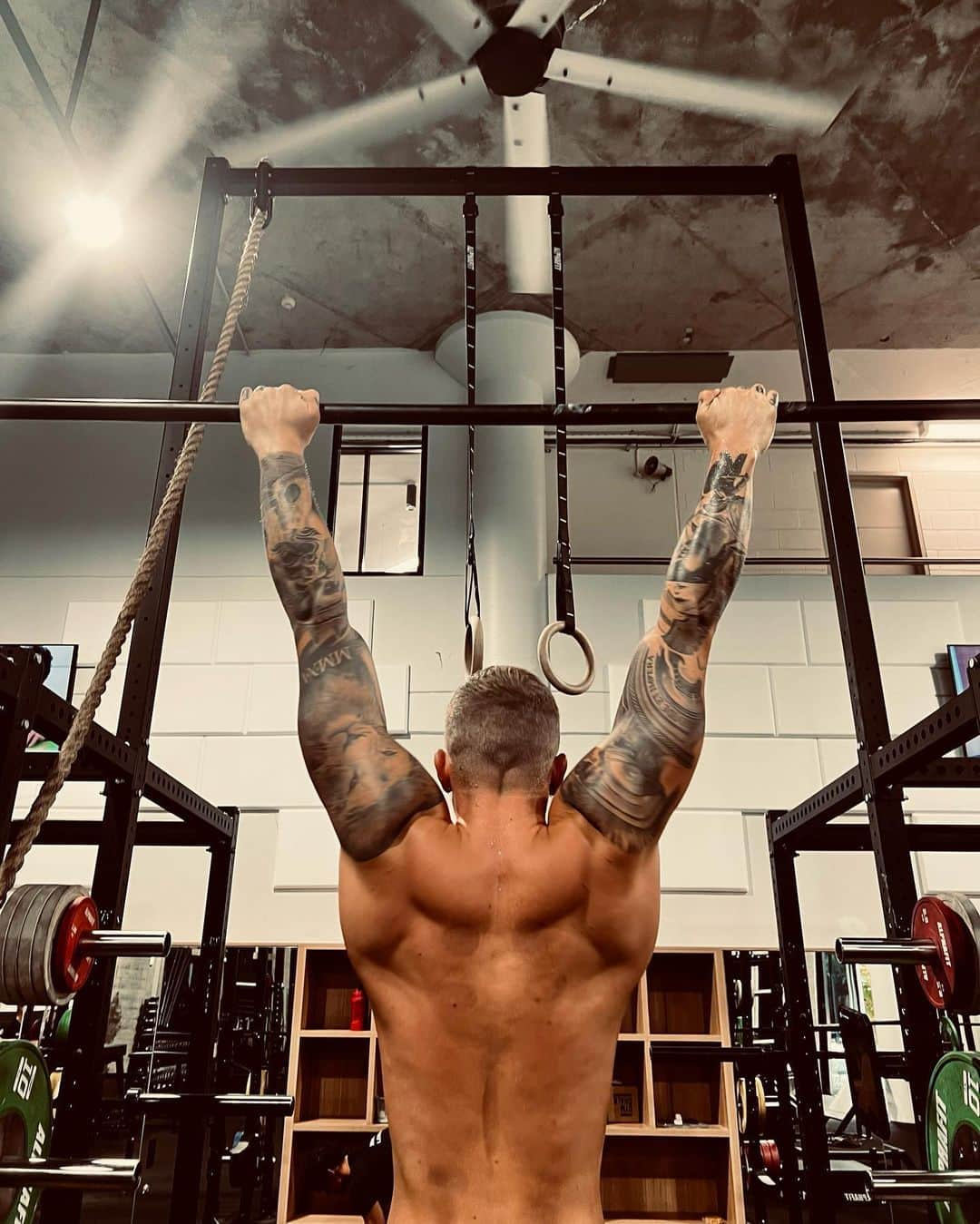 アダム・ピーティさんのインスタグラム写真 - (アダム・ピーティInstagram)「5 Weeks on the Warpath - Full Attack  To be honest the days are getting harder and motivation is intermittent but my discipline is always there.   Remember, it’s normal to feel like your goals are so big and impossible to reach but consistency will give you the results you seek.  Making the most of the rest of my camp out here and looking forward to a bit of racing at the weekend 🏆」2月1日 17時39分 - adam_peaty