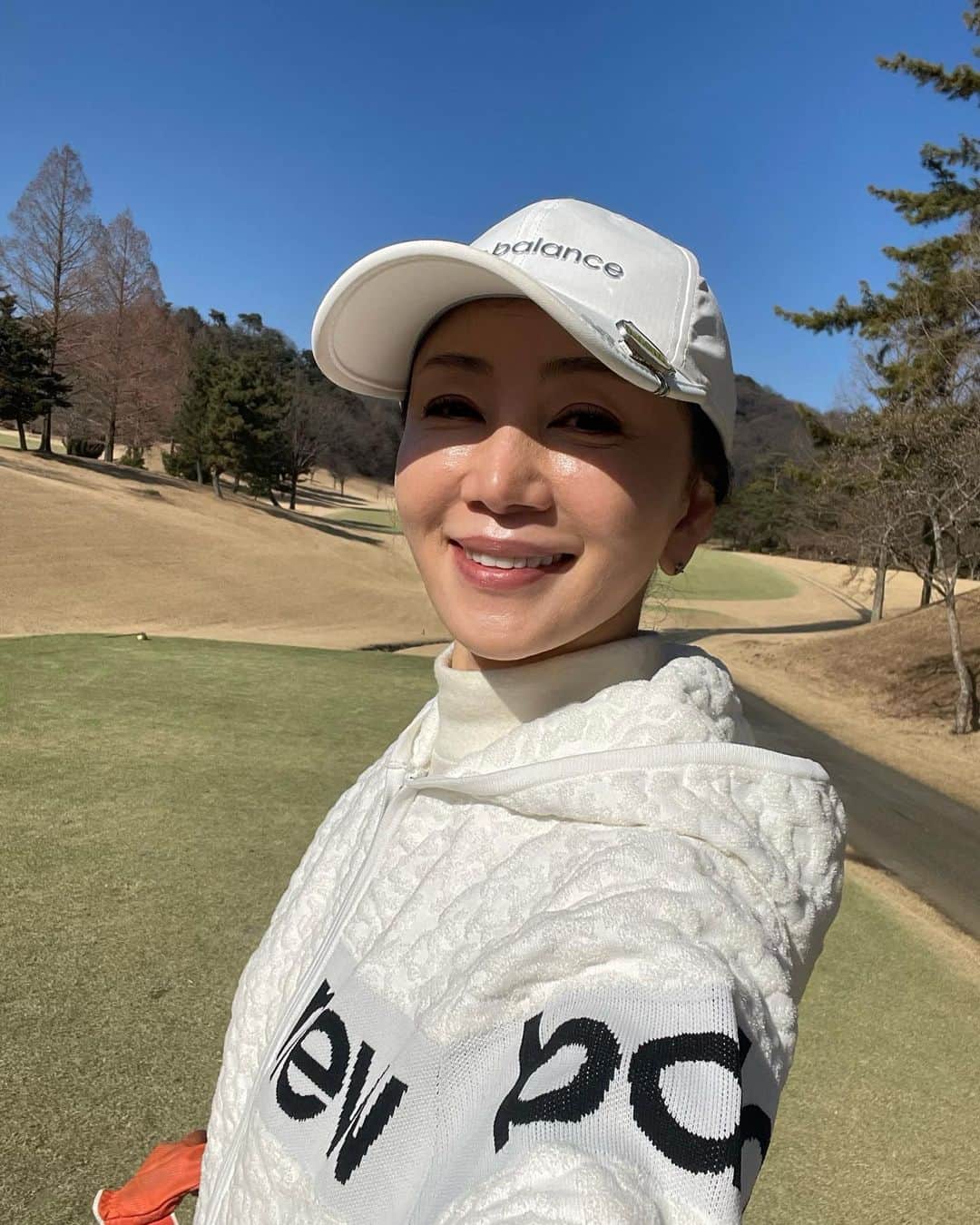 坂村かおるのインスタグラム：「・ 今日は、暖かく良い天気でしたね☀️ ・ 私毎で、恐縮ですが💦 ・ ベストスコア46.45 の91でした😆 ・ 努力は裏切らない‼️ ・ ばね指・テニス肘・股関節の痛み・などなどを抱えながらも頑張ってきて良かった😭 ・ でも、このスコアが次に出せないのがゴルフ😓 ・ またコツコツと頑張ります☺️ ・ ・  いつも「いいね！」を頂きありがとうございます。 皆さんのコメントに元気を貰っています😊  #クィーンオブ美魔女 #team美魔女 #美ST #坂村かおる #トータルビューティーアドバイザ #美しく老いる #バランス #美容 #コスメ #ファッション #今日のコーデ #トータルバランス #お洒落な人と繋がりたい #コスメ好きな人と繋がりたい #美意識高い人と繋がりたい #美魔女 #美魔女が変わる #アップデートしてる人と繋がりたい #自分らしくアップデート #ゴルフ好きな人と繋がりたい  #唐沢ゴルフクラブ唐沢コース  #努力は必ず報われる」