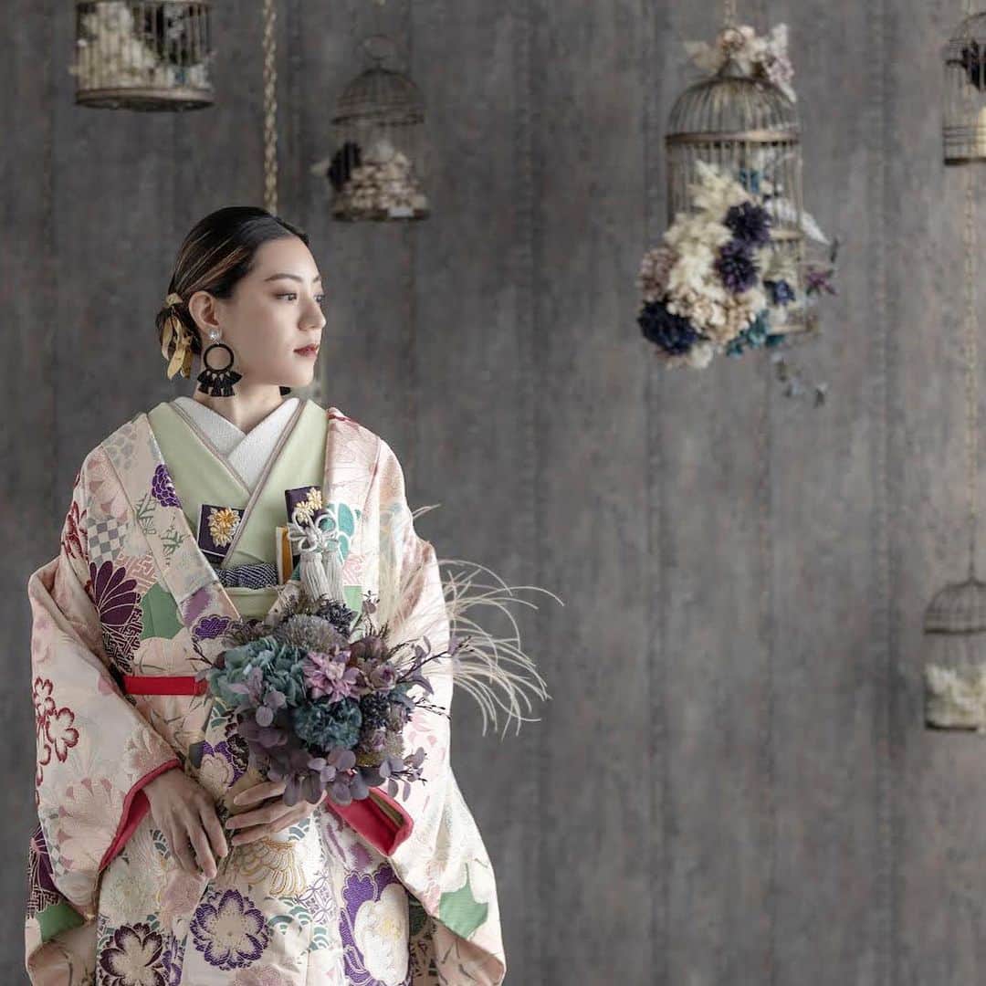 THE KIMONO SHOPのインスタグラム：「𓇬𓏸𓂂月campaign𓂂𓏸𓇬 . . 月末までにご使用の方に ご新規様%off𓂃𓍯 . . 月来店予約は プロフィールのHPより ご予約承ります𓂂𓏸𓍼 @thekimonoshop_official  . . ※東京店は移転しております . *※東京店※* 〒105-0022 東京都港区海岸1-16-1 ニューピア竹芝サウスタワー12階 ☏03-6402-7271 ・ *※大阪店※* 〒530-0041 大阪市北区天神橋4-7-16 大阪国際学院扇町ビル8階 ☏06-6355-5308 . ※ 火曜日定休（祝日営業） . *※福岡店※* 〒812-0027 福岡県福岡市博多区下川端町3-1 博多リバレインモールB2F ☏092-409-4221 . . #thekimonoshop  #THEKIMONOSHOP #着物 #kimono  #キモノ #白無垢 #色打掛 #和装 #和装結婚式 #和装小物  #和装前撮り #和婚 #前撮り #撮影 #着物レンタル #着物コーディネート  #和装コーディネート  #結婚式 #披露宴 #プレ花嫁  #プレ花嫁準備  #プレ花嫁さんと繋がりたい  #日本中のプレ花嫁さんと繋がりたい #カップルフォト #夫婦写真 #marry花嫁」