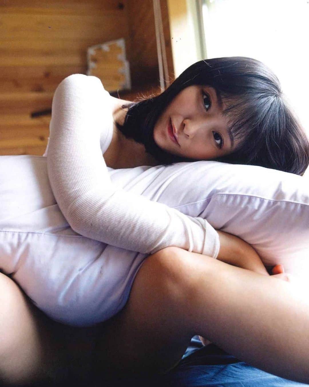 のインスタグラム：「【大事なお知らせ】  グラビアを始めてからずーっと夢だった紙の写真集、、、  美月絢音 ファースト写真集 『みつき色』 ワニブックスさんから2月28日に発売決定しました‼️  今まで見せたことのない姿が沢山詰まっています。 皆さんお楽しみに✨  #写真集 #ワニブックス #グラビア #gravure #美月絢音」