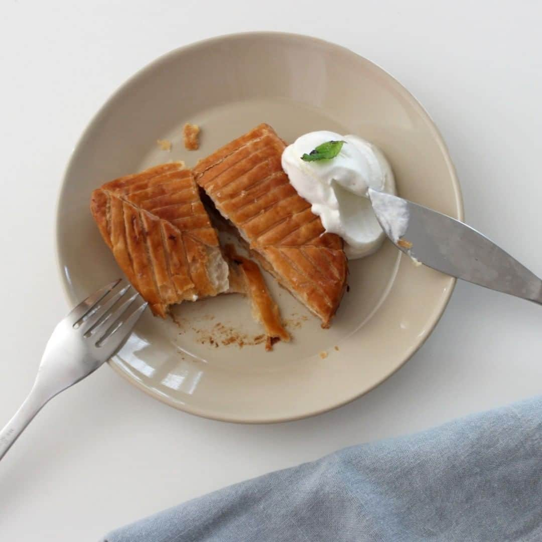 arekoreのインスタグラム：「りんごが美味しい季節。アップルパイが食べたい。 . STILLEBEN STONEWARE COLLECTIONのメンフィスストーンウェアは、スタッキングが可能で機能的なテーブルウェアです。 . ポルトガルの陶磁器工場で特別に開発された釉薬によって耐久性が高く、傷つきにくくなっています。 . バランスのとれた優しい色彩で、ペアでもミックスでもカラーを自由に楽しめます。 . 洋食から和食、デザートなど実用的なプレートです。 . @arekore_market  #arekore #暮らし #アップルパイ #日々のこと #りんご #生クリーム砂糖なし #生クリーム #stilleben #ミントの葉 #プレート #メゾンカイザー」