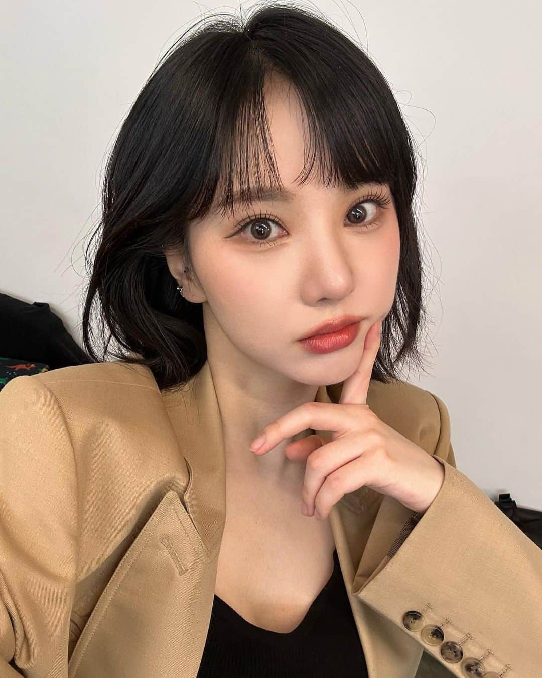 ウナのインスタグラム：「230131 • Eunha on PM — We surely can’t get enough of her selfies! 🤎🤎🤎🤎 –Nana」