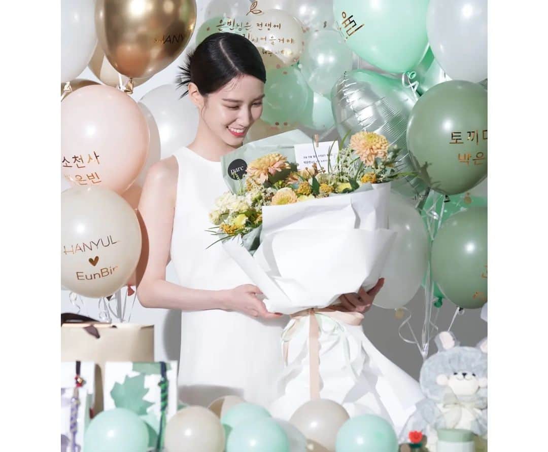 パク・ウンビンさんのインスタグラム写真 - (パク・ウンビンInstagram)「반가워요🌱 #한율 💚 Hanyul, delivers Korean benefits through balanced beauty 🌿」2月1日 18時05分 - eunbining0904