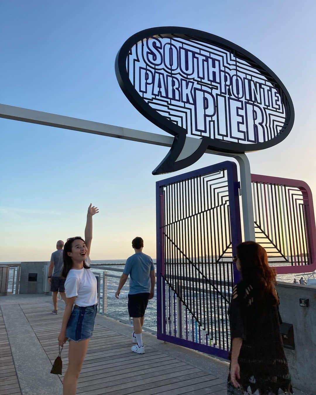白鳥羽純さんのインスタグラム写真 - (白鳥羽純Instagram)「🌝 South Pointe Park Pierにて 穏やかな夕暮れ〜からのフルムーーーン🌝  太陽と満月と星も同時に見えて、常夏ビーチらしい謹賀新年でした🎍⛱🥂  #southpointepier #firstfullmoon2023  #Miami」2月1日 18時10分 - hasuminst