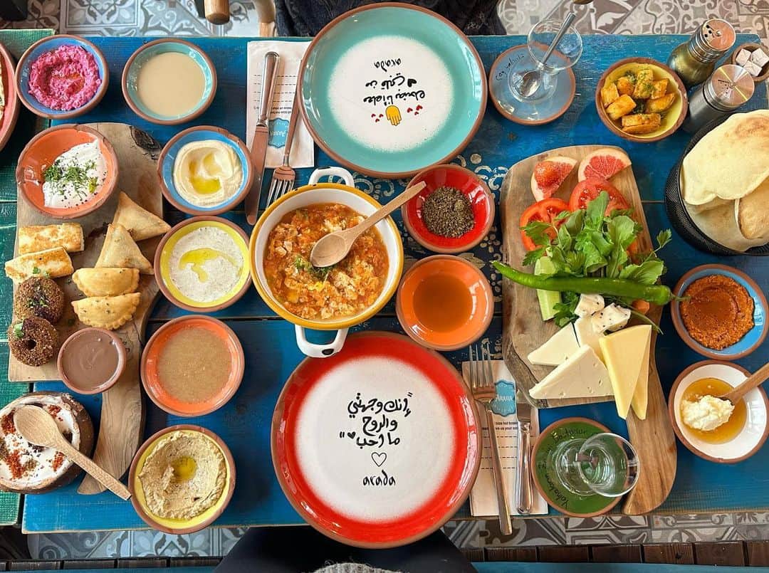 メーガン花子さんのインスタグラム写真 - (メーガン花子Instagram)「Food dump from Turkey trip🇹🇷 実はトルコ料理は世界三大料理！そしてトルコの人はめちゃめちゃチャイを飲む。」2月1日 18時13分 - megan.hanako