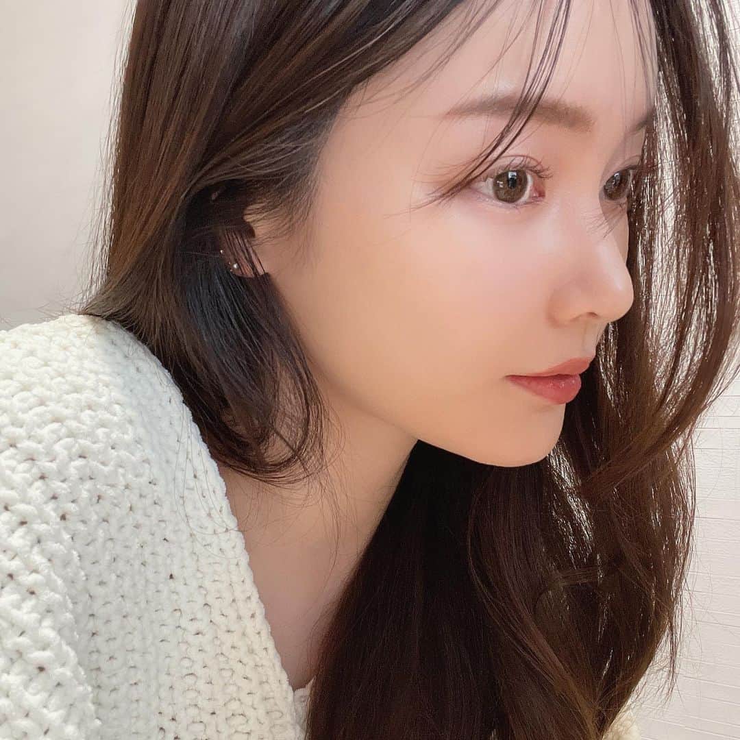 minari_224のインスタグラム：「🤍 今回のQoo10キットも良かったので投稿🪞  前回のキットに入ってて感動した @onething_official.jp のツボクサエキスは、すぐ現品購入して、さらにメガ割で大きいサイズ3セット購入しました🫶🏻 ニキビに効く 私には無くてはならないアイテム。 1泊の旅行でも出来かけニキビを見逃すのが怖いので、ミニサイズ持っていくほど惚れてます🍑  ▽今回のキットで良かったお気に入り2アイテム  @tirtir_jp_official  《マスクフィット レッドクッション》 実はクッションファンデ使ったことなくて、初めて使ってみました。 使ってビックリ。 カバー力めっちゃある！初心者でも綺麗に塗れる！なんだこれは！好き🥹🫶🏻 附属のパフでポンポンするだけで綺麗につく すごい… やっぱりみんなが良いって言うものは良いね🥺❤️ 赤はツヤ肌な仕上がりなんだけど、ツヤもあるのに触ったかんじはベタつかず良い。 小鼻周りは、附属のパフはカーブがききにくいから手持ちのスポンジやパフで馴染ませた方が良いかも◎  @amuse.jp  《デューティント　東京モモ》 ネーミングも現物の色味からしても可愛い◎塗っても可愛い🥺🍑 大人でも肌馴染みの良い、オレンジ寄りのピンクベージュってかんじかな？？ 付けてすぐは水分量多めってかんじで、ティッシュオフしても色味は大人しめに残ってる。  ※1枚目この2つ使った写真なのに艶感伝わらなくてごめんなさい🥹笑 暖房直接浴びてた割には、この時も本当は艶あったんです🥺  ▽今回のキットで早く試したい2アイテム  @anua.jp ドクダミ 77％ スージングトナー @innisfreejapan レチノール シカ リペア セラム  今ちょうどお肌ゆらぎ週間なので、終わったら試したいと思います🫶🏻 どちらも周りのお友達が良いよって薦めてくれてた商品だから嬉しい🪞🕊 お肌に合うと良いなあ🍨🤍  #qoo10 #qoo10superkit #pr」