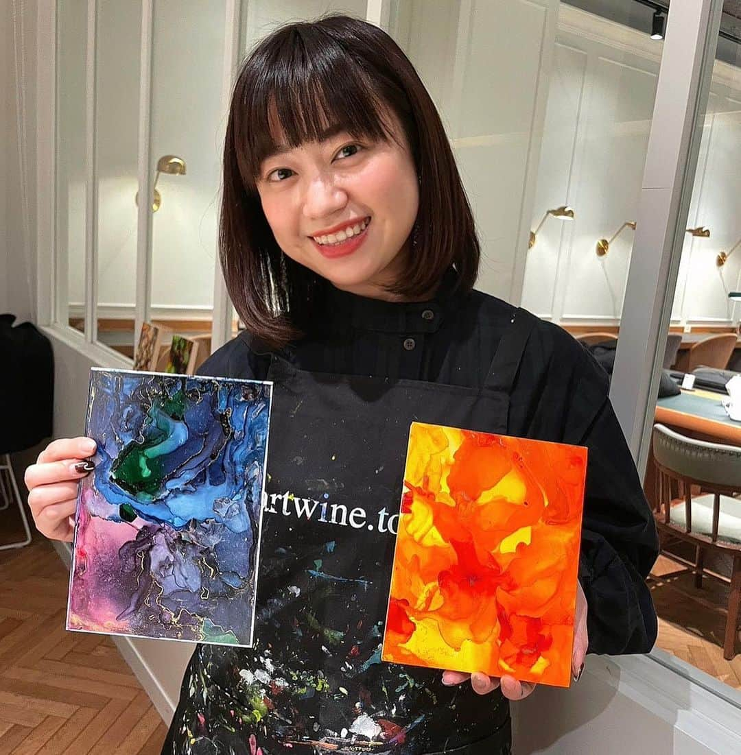 渡辺梨夏子さんのインスタグラム写真 - (渡辺梨夏子Instagram)「全集中でアートにむきあう〜🎨ワインを飲みながらアート作るワークショップに行ってきました✨今回つくったのが、アルコールインクアートって言うらしい‼︎ 思いのままにインクを垂らして模様を描いていくアート手法。ドライヤーの風を使うのですが...色の混ざり方も広がり方も予想できず、だいぶ難しかった〜けど日々の色々を忘れて集中する時間って最高にデトックスでいいね💆‍♀️💆‍♀️また行きたい〜〜なっちゃん誘ってくれてありがとう🤝✨🤍  #記憶の記録#めも #アートめも#アート #ワークショップ #アルコールインクアート #art#alcoholinkart」2月1日 18時35分 - riiiico462