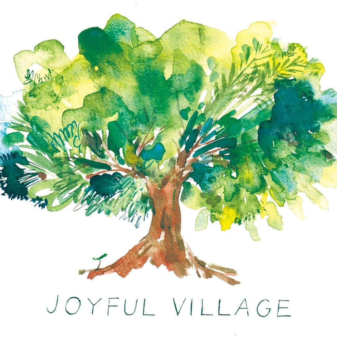 Hiroe Hiranoさんのインスタグラム写真 - (Hiroe HiranoInstagram)「JOYFUL VILLAGEは「村」をテーマにした 心地よいサードプレイス。WELLBEINGをテーマに 日常を豊かにする温かいコミュニティ作り🌳  @_joyful.village_   つながりを大切に🌈学びや体験をともに🌱 Supported by @hiroe_hirano   どんな環境に身を置くか。 どんな言葉に触れるか。 どんな人と出会うか。 ⁡ 一人一人の生き方の違いを尊重し 多様性を大切に横に繋がっていくこと。 ⁡ そんなことをおもい、立ち上げたコミュニティです。 ⁡ 優しく温かい関係性を築いて、共に進化できたら嬉しいです。  ============================  3年前に立ち上げた村をテーマにした オンラインコミュニティJOYFUL VILLAGE 🌳 そこでは『村長』と呼ばれています😂 ⁡  時間をかけて育ててきて、今ではわたしにとって 大切なサードプレイスに🌳 ⁡ 定期コンテンツも増えて、振り返ると 150以上のコンテンツを発信していました。 もはや親戚のようなみなさん。笑 ⁡ それぞれカラーがある素敵な方々ばかり。 全国各地をはじめ年齢層も幅広く20代〜60代まで。 ⁡ ⁡ 少し過去を振り返ってみると… 多くの人との繋がりを 持ちはじめたのが、28歳の頃ブログをスタートした時。 早くも14年。その時代のプラットフォームを利用し たくさんの素晴らしい繋がりができました。 ⁡ ⁡ 速く効率よく、動いていたあの頃。 そして、丁寧に動きたい「今」。 ⁡ 葉山の海の拠点に移し、この数年は走り続けていた時間を 一度足を止めて未来に向けて考える時間になりました。 ⁡ おかげで自分の中で新しいスタンダードが出来上がり、 フィットする環境がグラデーションのように変化を。 ⁡ そして、世の中が大きくニューノーマルが変化したタイミングに、不特定多数に向けて大きく広げていくというより、コミュニティの中で、濃く大切につながっていくというスタンスを作りたく。 ⁡  私自身ここでは、赤裸々に色んなTOPIXで語っています🫢 ⁡ 少しでも笑顔になれるようなお手伝いや日本の幸福度 《#ウェルビーイング》アップ⤴️のためにも 何かできることはないかなと温めていた企画。  ⁡  ============================  ⁡ このコミュニティーで、大切にしたいプライオリティーは 一人一人の持つ『光』を大切にしたく多様性を尊重すること。 ⁡ そんな想いをのせた『大きな木』のこのイラスト🌳🌈 By @joetonozomi  ⁡ 葉っぱの色もカラフルで、大きさも形も違う。 「全てが調和し、共生し美しさがひとつひとつ溢れていること。」 ⁡ ⁡ ありのままの自分で。どんな自分もまるっと受け入れて好きになること、知らなかった自分知ることで、出逢いたかったあなたに出逢えるかもしれません。 ⁡ 参加してくれているあなたが自分らしく、あなたの持つ『光＝魅力』を知る機会にもなれたらいいなと思います。 ⁡ 繋がりを育てていきましょう ⁡ ⁡ 💡Facebookページがメインに新たなフェーズに🌈✨ 月額2900円。気になる方は、インスタアカウントのDMまで。 ホームページは再構築中です🌳 @_joyful.village_  ⁡ ⁡ 懐かしの写真も⏩🌳🌳🌳🌳🌳 アウトドアやリアルオフ会思い出がたくさん🌱 ⁡ みんな引き続きよろしくね💗 ⁡ 村長　平野宏枝 ⁡ #村　#joyfulvillage #コミュニティ #つながり　#mywellbeing #マイウェルビーイング #ジョイフルビレッジ」2月1日 18時36分 - hiroe_hirano