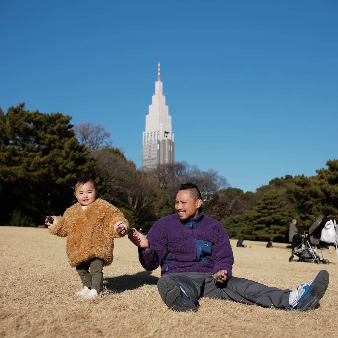 塩浦慎理のインスタグラム：「娘は松ぼっくり拾いを覚えました💮💮💮」