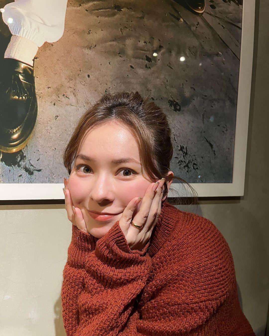 のインスタグラム：「. . 眉毛アートメイクレポ☑︎  湘南AGAクリニック横浜院 @aga_shonan_yokohama  @sbc_artmake_yokohama で 眉毛のアートメイクをしてもらいました🫶🏻  初めてのアートメイクだから痛みが 想像できなくて不安だったんだけど💦  担当をしてくださった @sbc_artmake_koshihara さんが  施術しながら今のは痛みどうですか？ と随一確認してくれるから安心感あるのと、  私は痛みがポヤーッと熱を感じるくらいで、 塗る麻酔をずっと追加したりしてくれるから 痛みが1番不安だったんだけど全然大丈夫だった！！  黄金比もカウンセリングで書いてくれるんだけど、 そこに自分の普段のメイクの形、元々の眉毛の形を 見ながら細かくデザインを考えてくれて、 施術方法もここは2D、ここは3Dと詳しく どうしていくか教えてもらえるから イメージしやすかったよ👍  おかげですっぴんでもナチュラルになったし、 メイクも眉尻軽く足すくらいですごく楽になったから アートメイクしてもらってよかった🥺✨  本当に丁寧なカウンセリングと 明るい院内の雰囲気と全部に感謝です！！！！  ありがとうございました🙇‍♀️  ☑︎施術費用は一回で『34,650円』です👍  眉毛のアートメイク施術レポがみんなの 参考になりますように☺️❣️ . . #湘南AGAクリニック横浜院 #artmake #アートメイク #湘南美容 #湘南アートメイク #sbcアートメイク #アイブロウ #美眉 #眉デザイン #メンズ眉　#ナチュラル眉 #自然な眉 #控えめ眉 #眉メイク #かわいい眉 #平行眉 #平行アーチ #韓国眉 #sbc眉」
