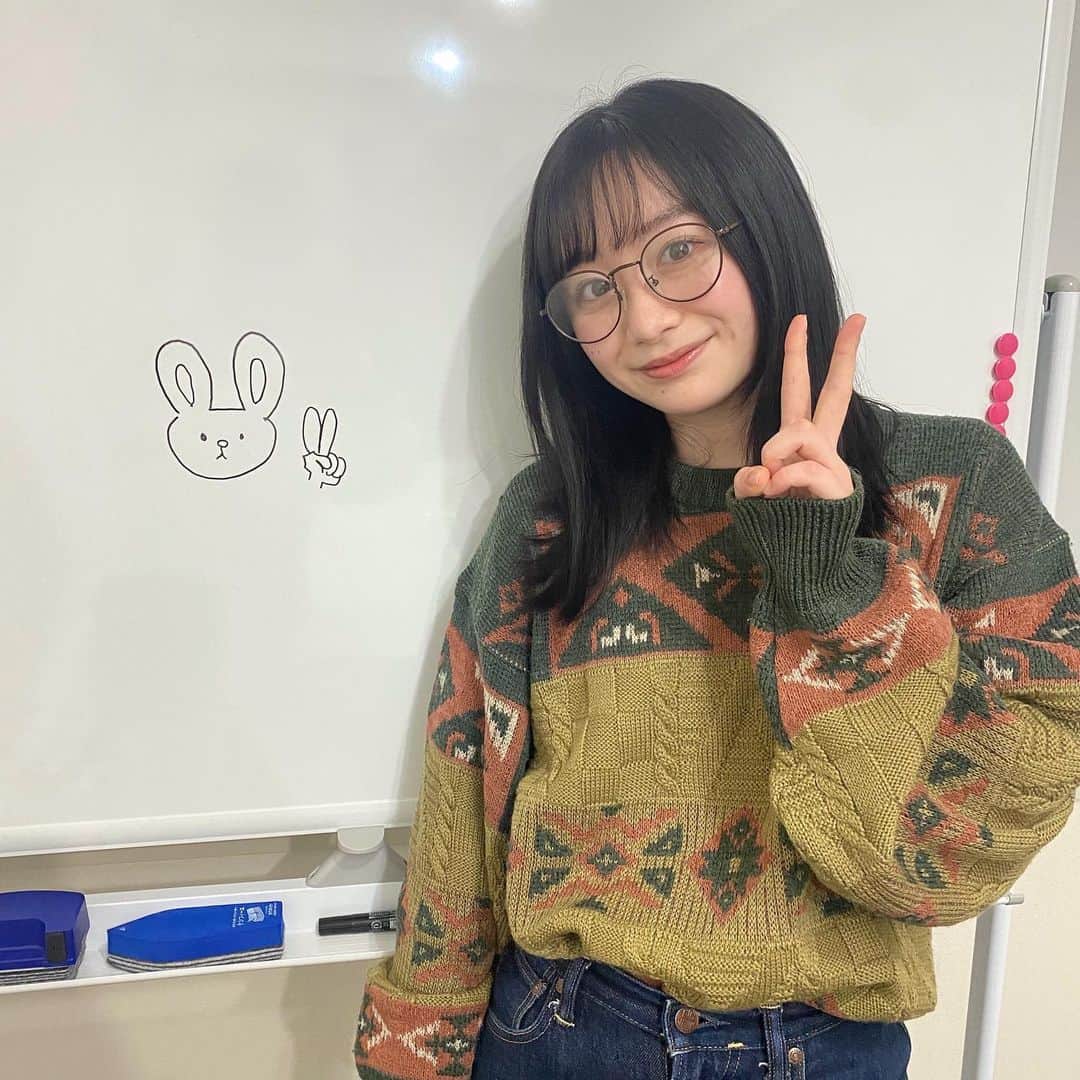 芸能プロダクション　アイリンクのインスタグラム：「・ 先月29日に#舞台ウマ娘 を終えたばかりの #飯島優花 が来社しました！  卯年の年女ということで 飯島ちゃん直筆のウサギと一緒にピース🐰✌🏻  舞台「ウマ娘 プリティーダービー」～Sprinters' Story～ 千秋楽公演の配信は 2月5日(日)までご購入・ご視聴が可能です！  ぜひご覧ください🤲✨  #ウマ娘 #アイリンク #芸能事務所 #芸能プロダクション #オフショット」