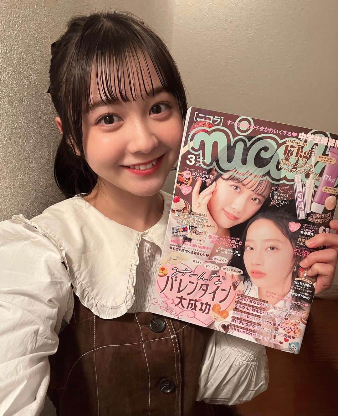 佐藤菜月海のインスタグラム：「ニコラ3月号発売されました🤎  あんじとかほのバレンタインカラーの表紙が目印！ かほ！初表紙おめでとう🎉  今月はバレンタイン号ということでバレンタイン情報がたくさん!!!  他にも ︎♡春おしゃれを楽しむ満開ブランド服！ ♡恋を叶える春コスメ140プレ！ 　  ♡みんなバレンタイン大成功Book！ など、2月に役立つ情報盛り沢山💓  付録は17kgのトーンアップクリーム＆透明マスカラセットです！  内容も付録もとっても豪華なニコラ3月号是非ゲットして下さい～🌷  #ニコラ#nicola#ニコモ#ニコラ3月号 #発売日 #池端杏慈 #河村果歩#佐藤菜月海 #ナツミ #中3#07#jc #スターダストプロモーション」