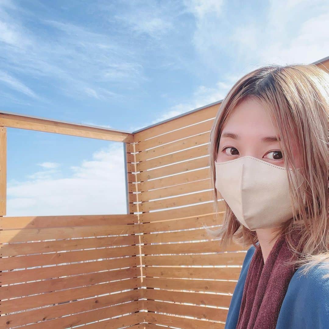 星村麻衣のインスタグラム：「気になってたサウナリウム高円寺に行ってきました！ セルフロウリュも良かったけど、ポンチョを着て屋上で外気浴出来るのが最高☀️ 青空に癒されゆったりととのえました☺️ レディースデーは月１回だけだけど、また行きたいなぁ🥰 #サ活 #サウナリウム高円寺」