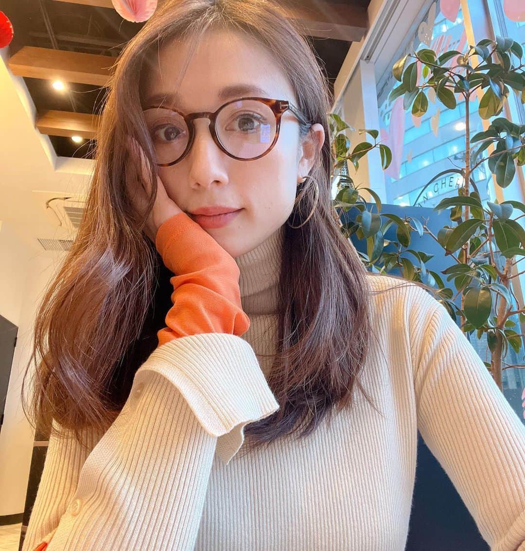 広瀬未花のインスタグラム：「複雑な感覚や感情を言語化するのが 得意ではない方なので... ここ数日間 〝これってどう言葉で表現したら伝わるんだろう...〟とモヤモヤとしていたことがあったけど、今日は大分頭の中が整理できてスッキリ💡 40分くらいかな？諦めずにひたすら歩きながら考えてたら、徐々に考えが整理されて、パートごとに解像度があがり始めて最終的には繋がって、トンネル抜けた感ある。  かの有名なスタンフォード大学の研究論文〝アイデアを歩かせよう🐾〟というタイトルが、まさに今日の私にピッタリだなぁと。脳の血流量をあまり意識したことなかったけど、歩きながらだとこんなにも冴えるんだぁ〜って改めて実感したよ。  年明けてお仕事スタートしてからは、 一日に何件もアポ入れてわりと人と会ってる時間が多かったから、答えが出るまで一人で一つのことを考え抜く時間をしっかり設けないとダメだなと反省。  仕事でも何でも、答え欲しさに すぐに周りにアシストしてもらいたくはなるけど、 ある程度の限界まで一人で考え抜いてみる思考の忍耐力と持久力は大人も子供も絶対に必要。 子供の頃の自分にもそう言い聞かせてあげたいよw  まぁ大抵誰かに喋って会話してる最中に、 自然と答えに辿り着いたりするんだけどね😌  今日の格言⭐️ 〝アイデアは、寝かせるものではなく歩かせるもの〟  まあまあどうでも良いことを ダラダラと日記のように書いてみたらこうなりましたw たまには許してね😌  ちなみに、眼鏡は　@tomford だよ👓  gn 🐈‍⬛🌙  #今日こそ早くねよ #おやすみ❤️」