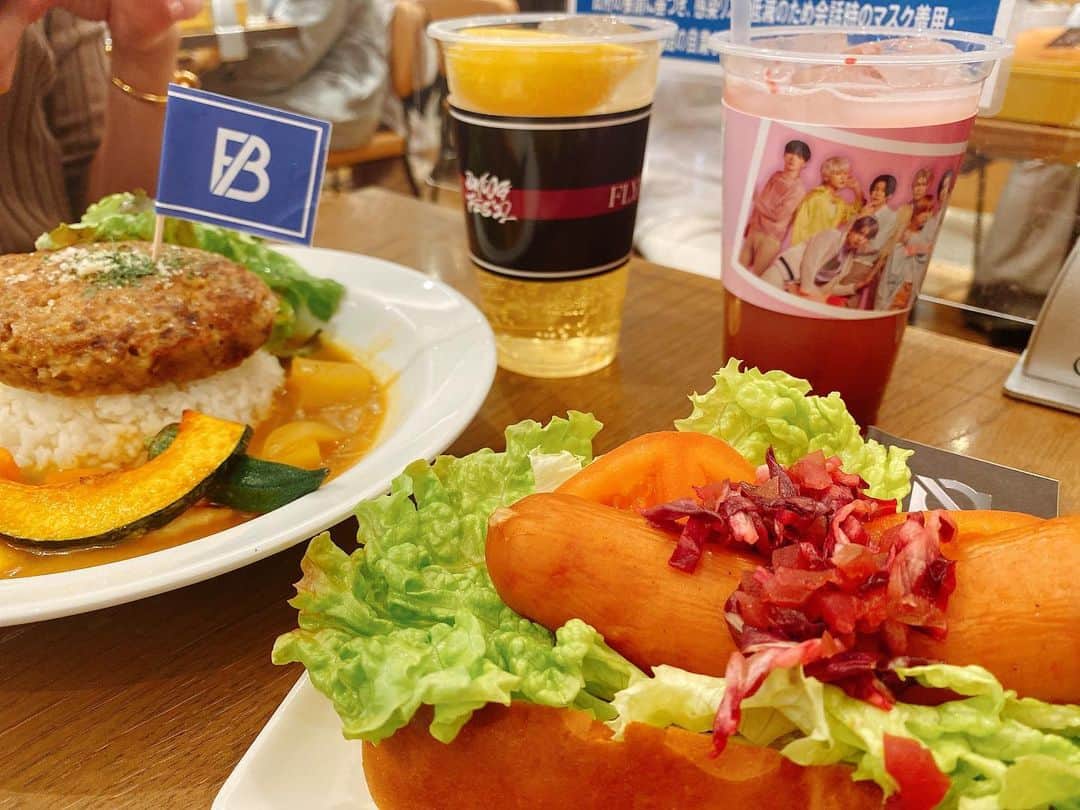 のインスタグラム：「2023.2.1 表参道タワレコcafe ーBMSGFESー  来週からダイエット期間 3ヶ月で、、、 いや願わくばより早く、、  宮古島にはもう間に合わない気がするけど、減量方式で15キロマイナス目標の為（とは言え食事予定あり🍽）頑張ります。。  コーラとうまく付き合う方法教えてください…  去年疲労で勝手に痩せたから放置したらすぐww もうしんどい🐷笑  mybestyさんもマラソンやるみたいだからお互いとりあえずチートday😂  表参道タワレコcafe→マックにて店内ラジオ？と新曲BBBを聴く→渋谷パネル撮影会。  本日のmybestyさん 自称量産型女子コーデ。  結果、可愛い。 マカロンをくれる女子力。 バレンタインだと！？ キラキラしてんな🤩笑  私は本日も赤髪デブ。 🌺平成ギャル風🌺 ギラギラしてんけどww笑  側から見たら謎な2人だろうな😂 仲良くVALENTINO先生で買い物💸  mybestyさんはギラつきあげているコスメをみると 最近ドンピシャで当ててくる。笑  bestyだが mybesty🤝でもある。」