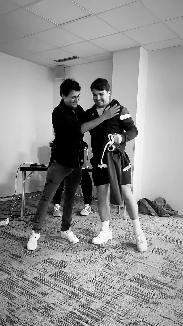 ジェレミー・フローレスのインスタグラム：「C’était un honneur d’être invité et d’échanger avec les joueurs et le staff de cette belle équipe de France de rugby. On a parlé carrière, surf, sans filtres… On est à fond derrière vous. Ne lâchez rien 💪🏼. . @raph_ibanez @fabien.galthie @antoinedupont9 @surfingfrance @francerugby #Rugby #tournoides6nations #capbreton」