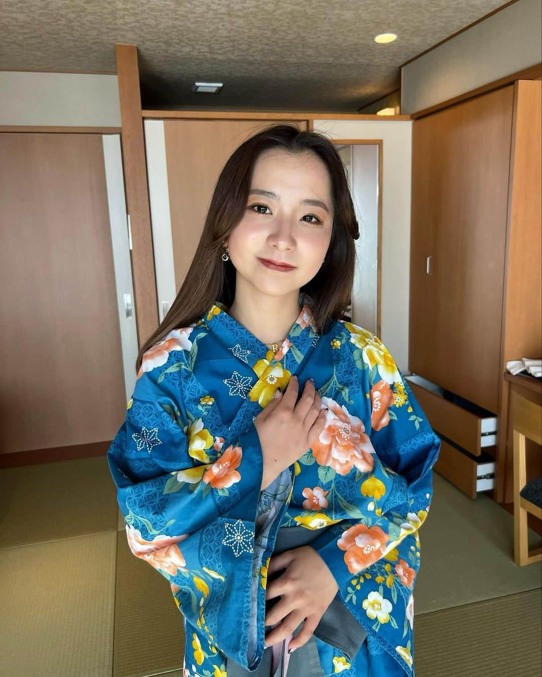 なーちゃんさんのインスタグラム写真 - (なーちゃんInstagram)「この前旅行行った時に浴衣着たんだ🤭 色物だとすぐ青選んじゃうんだよね みんなはいつも何色選ぶ？😀  あっ2人バージョンもちゃんと載せるからお楽しみに📸  #かけまる #なーちゃん服 #浴衣 #温泉 #温泉旅行 #伊豆旅行 #伊豆」2月1日 19時12分 - natsuki_gun