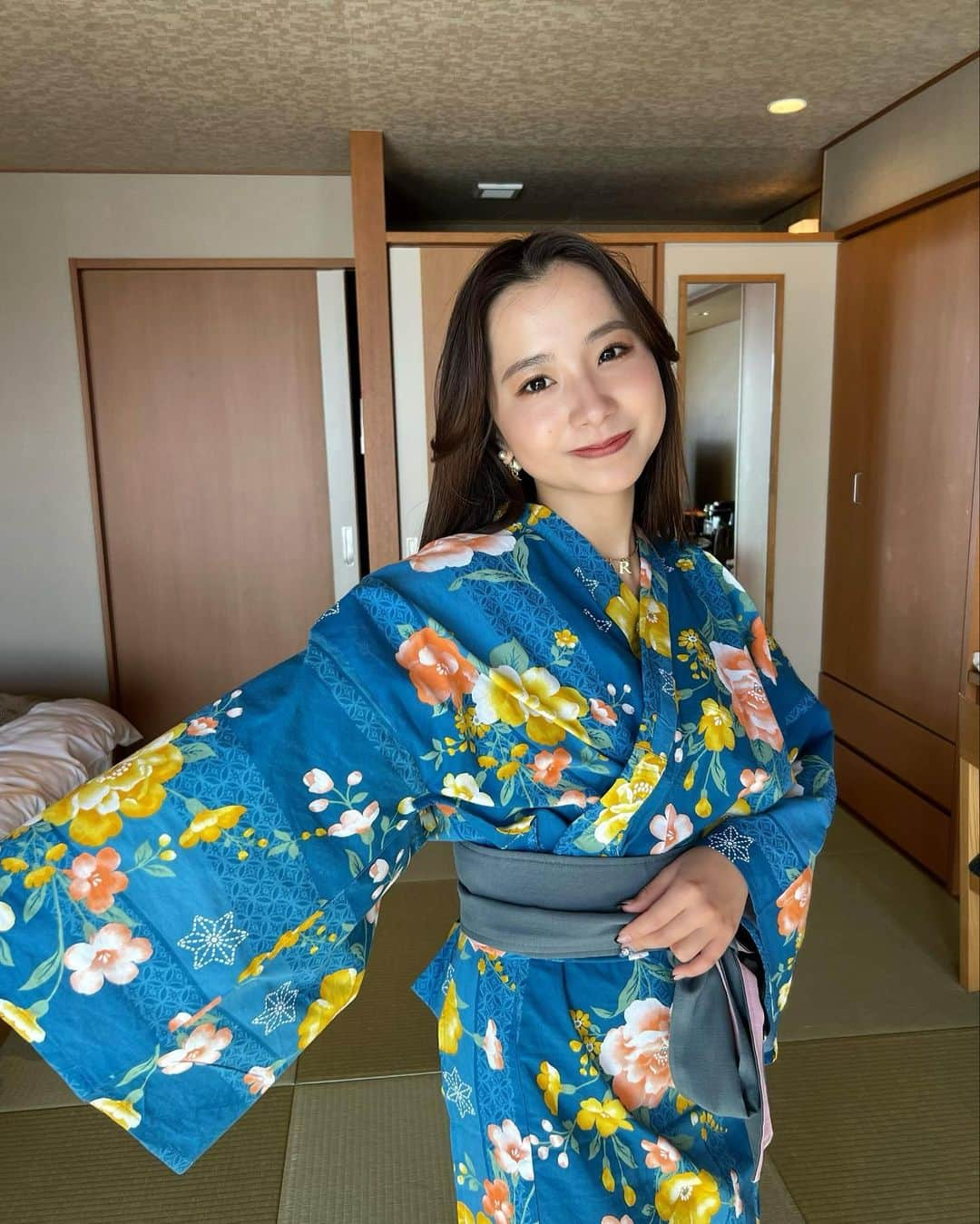 なーちゃんのインスタグラム：「この前旅行行った時に浴衣着たんだ🤭 色物だとすぐ青選んじゃうんだよね みんなはいつも何色選ぶ？😀  あっ2人バージョンもちゃんと載せるからお楽しみに📸  #かけまる #なーちゃん服 #浴衣 #温泉 #温泉旅行 #伊豆旅行 #伊豆」