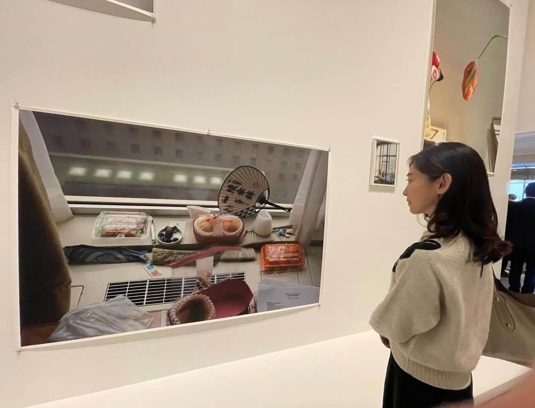 小橋めぐみのインスタグラム：「明日から、 エスパス　ルイ・ヴィトン東京で開催の、ドイツを代表する写真家ヴォルフガング・ティルマンス 「Moments of iife」展へ。  写真1、2枚目のタイトルは、 「OOSAKA STILL LIFE」 柿ピーだったり、ハウスみかんだったり、馴染み深いものばかりのはずなのに、異国の風が吹く不思議。  写真の大きさは、さまざま。 日常の断片に、 記憶の風が吹き抜けるような、 心地よさと懐かしさに身を委ねるひととき。  『ヴォルフガング･ティルマンス「Moments of life」展』 2023年2月2日(木) ～6月11日(日) 、 エスパス ルイ･ヴィトン東京にて開催  #wolfgangtillmans #art #espaceluisvuitton」