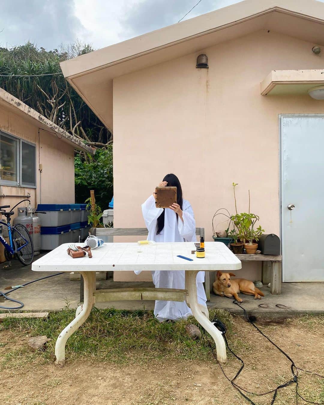 のインスタグラム：「西表島にて出張カットやらせてもらってます✂︎ 保健所の許可が降りている場所以外でのサービス提供はタブー🙅🏽‍♂️ 西表島に美容室は現状無いに等しいし 様々な理由で困っている島の人たちの声をたくさん耳にしました👂🏻 八重山保健所に相談してみたところ 離島など様々な面で不便な場所では ある一定の条件を私含め満たしていれば出張許可がおりるんだとか💡 すっぐ申請しました🤲🏻  移住してもうすぐ1年 東京のサロン出勤は2か月に1回10日のみ🗼 この生活を始めようと決意した時 心なしか美容の世界から少し離れてしまうのではないかなと思っていました。 でも実際そんなことは全くなくって 触れる時間が減ってしまった分その大切さに気づいた感じ この仕事が好きで貪欲で極めたいと思う気持ちがもりもりと増していく🗻 私は美容師という仕事が大好きなんだと改めて確信することになるなんて！  西表島にて出張カットやらせてもらってます✂︎ 東京代官山のサロン ilには2か月に1回10日間出勤してます✂︎ 両方の場所でこのお仕事ができるのが本当にうれしい。 これからもみなさん髪の毛のわくわくに少しでも力になれますように どうぞよろしくおねがいします😌  #いちきの西表島記録」