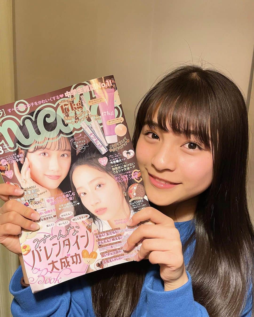 のインスタグラム：「ニコラ3月号発売です！  カホちゃんアンジちゃんの可愛すぎるバレンタイン表紙が目印です🤎🎀  みーんなバレンタイン大成功BOOKや春おしゃれを楽しむ満開ブランド服！など2月に知りたい情報が盛りだくさん！！💞  ふろくは17kg透明マスカラ&トーンアップクリームセット！ こそ盛りコスメセットででビジュアップできちゃう！🫶🏻  ぜひゲットしてねー！  #有坂心花 #ニコラ #nicola #ニコラ3月号 #ニコモ」
