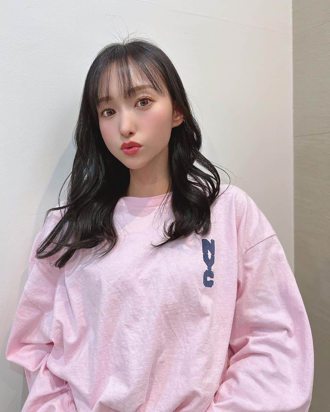 のインスタグラム：「Hello🙌February🧸🍫💘  髪の毛真っ黒にしました🫰🏻🖤  10日後に暗いまま透ける色にして欲しいとお願いをして、 地毛よりもかなり暗い漆黒に💇🏻‍♀️♡♡♡  @takumi__terao  いつもありがとうございます🪄✨  せっかく黒髪だから 黒髪でも盛れるメイク動画撮ろうかな💄  みなさん2月も よろしくお願い致します☺️💕  #黒髪 #黒髪メイク #暗髪カラー #銀座美容室  #UMine #japanese #japanesegirl #일본  #오오티디 #얼스타그램 #패션스타그램 #데일리코디 #패션 #时装 #셀카 #데일리룩 #每日穿搭」