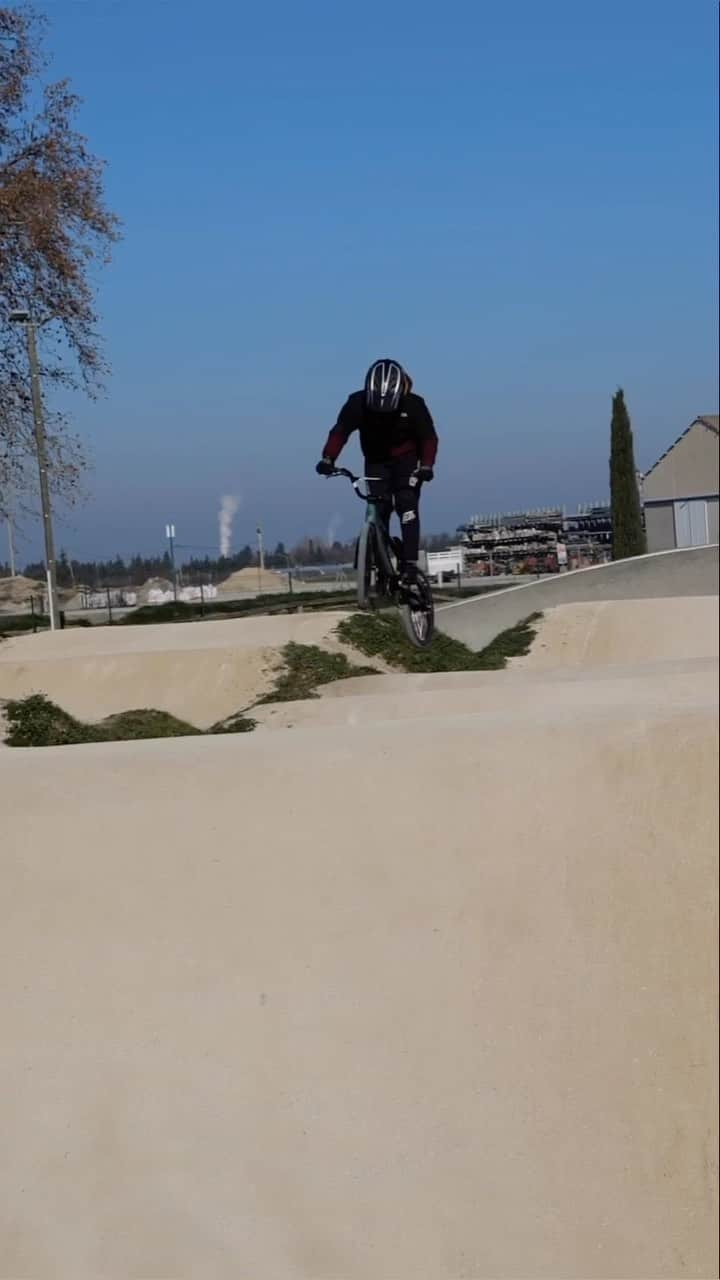 丹野夏波のインスタグラム：「It was freezing cold but fun first track session here in France 🇫🇷  先週からフランスに来ています！ 最初のコース練習はすっごく寒かったけど楽しかった🥶  #irctire #イノアックリビング #wiawis #maviccycling #oakley #kmcchain #wakos #aminovital #agressivedesign #bmxshopcave  🎥: @zoeclaessens」