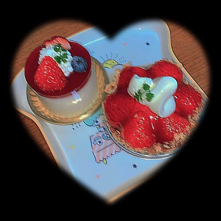 荒巻美咲のインスタグラム：「🍓 先日誕生日を迎えたので、 母が買ってきてくれました🫶 いちごタルトとレアチーズケーキ♡ ありがとう(´꒳｀*)」